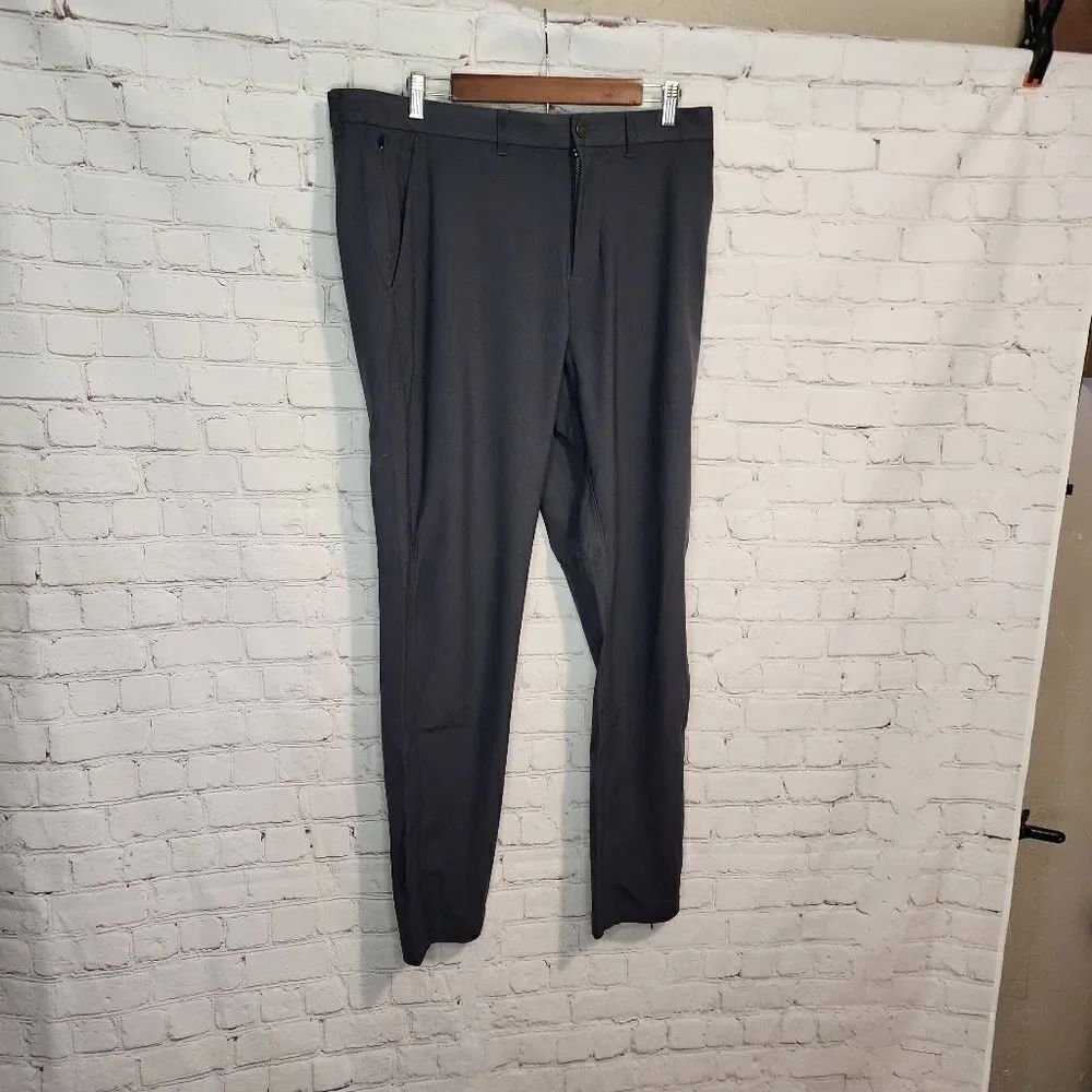 Men's Zyia Chino pants, size Large